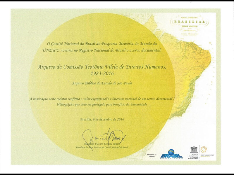 Diploma com fundo branco e circulo amarelo ao centro, parte do mapa do Brasil à direita, assinatura ao centor e logotipos do governo brasileiro e da ONU no rodapé direito