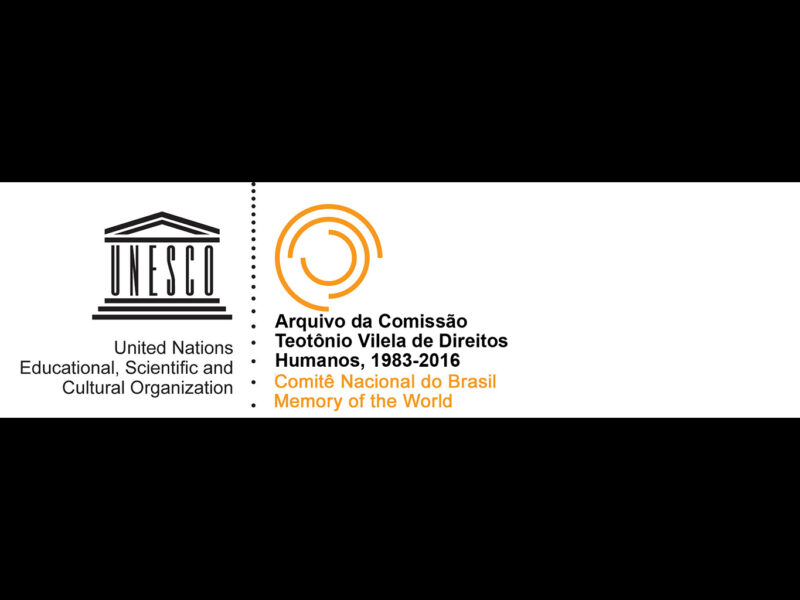 Selo em fundo branco com marca da Unesco em preto á esquerda e nome do conjunto registrado (Arquivo da Comissão Teotônio Vilela de Direitos Humanos, 1983-2016 no Programa Memory of the World à direita