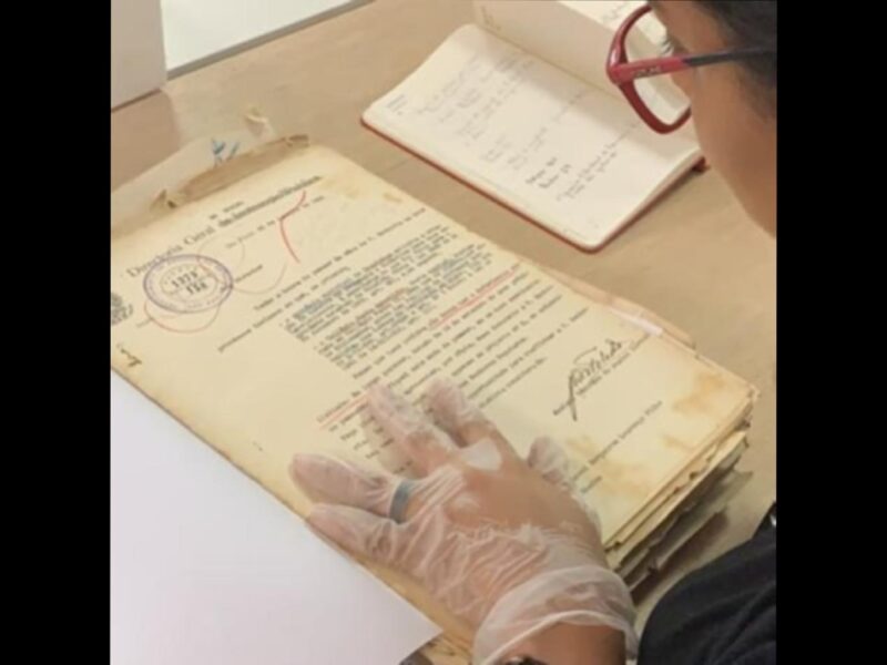 luva manuseia documento textual observada por óculos