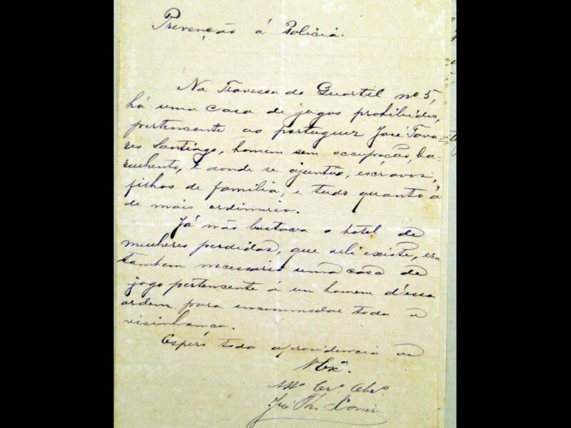 Carta em papel amarelado manuscrita em tinta escura