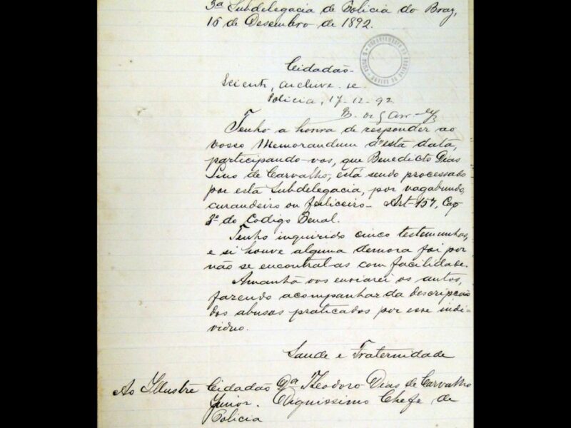 Carta de uma página manuscrita com tinta escura sobre papel envelhecido, com carimbo do Arquivo do Estado em local livre de texto