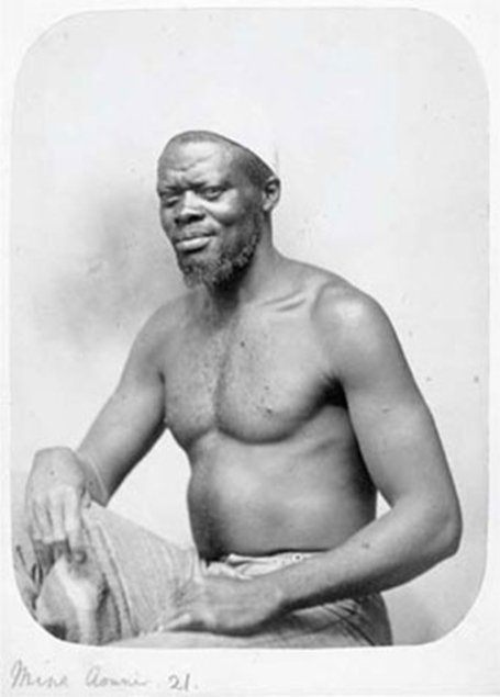 Foto em preto-e-branco de um senhor negro, de barba, cabelos ralos, cerca de 50 a 60 anos, sem camisa,