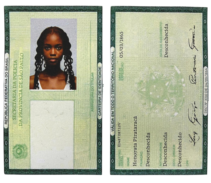Cédula de identidade (RG) em modelo utilizado recentemente contendo foto 3x4 de mulher jovem negra de cabelos longos encaracolados, data de nascimento do século XIX, e assinatura de Luiz Gama como autoridade