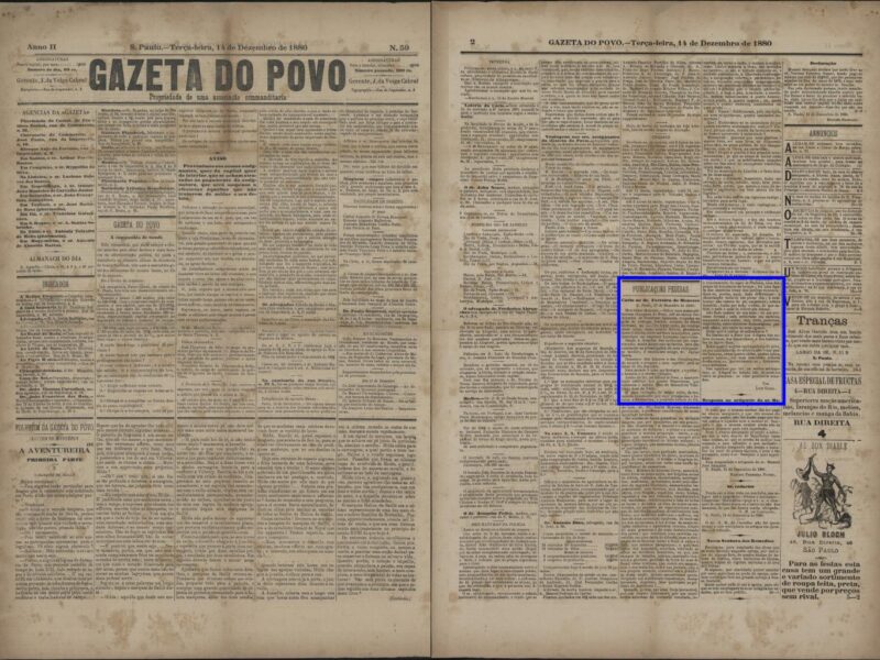 Duas páginas inteiras impressas em tipografia preta sobre papel jornal com moldura azul no centro da página da direita