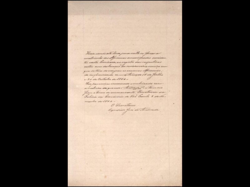 Folha de papel bege padrão almaço, com manuscrito em tinta escura com texto concentrado no meio da página