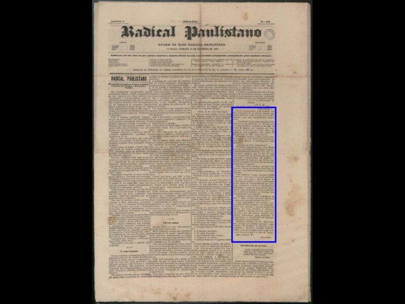Capa de jornal impresso em preto sobre papel bege