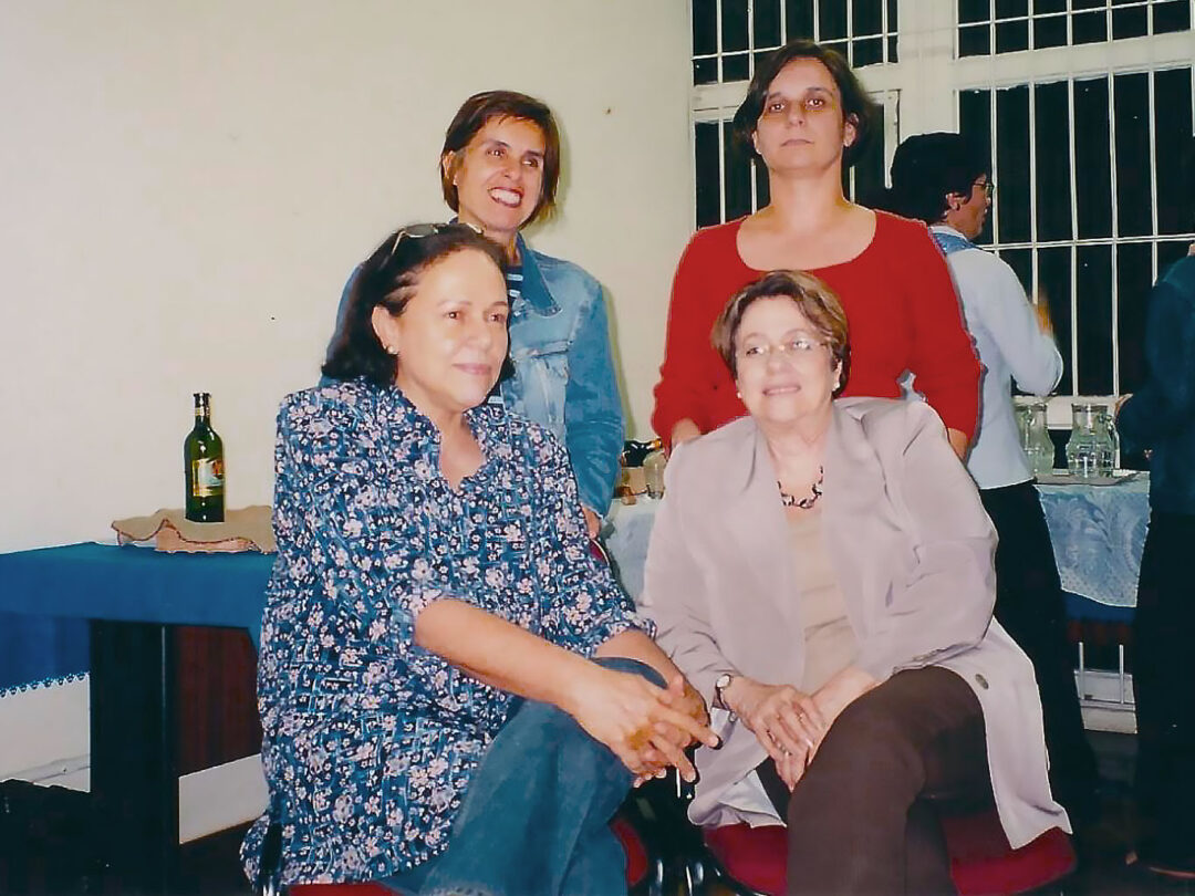 Coquetel de confraternização após eleição da diretoria da ARQ-SP para o biênio 2002-2004: Heloísa Liberalli Bellotto (diretora), Ana Maria de Almeida Camargo (vice-diretora), Silvana Goulart França Guimarães (secretária) e Sílvia Coelho Hernandes (tesoureira)