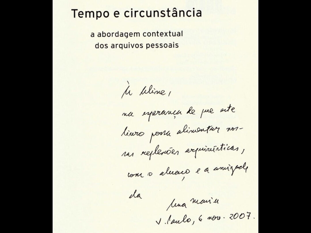 Dedicatória no livro "Tempo e circunstância" (2007) ilustra artigo de Aline Lacerda sobre influência do pensamento de Ana Maria nos arquivos e seus documentos.