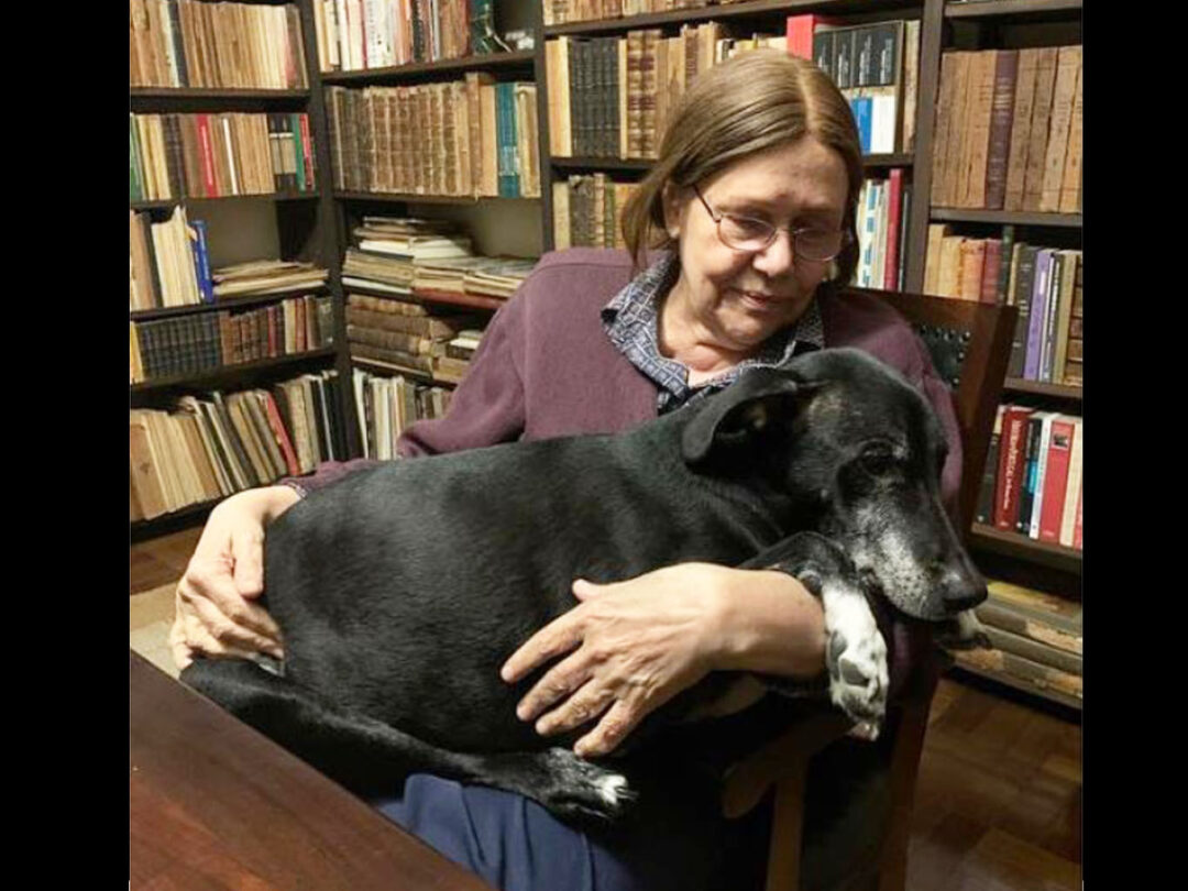 Ana Maria Camargo com seu cachorro Mosquito, em sua residência, fotografada por Silvana Goulart